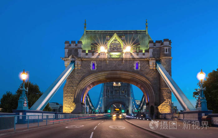 在晚上，英格兰，英国的伦敦塔桥