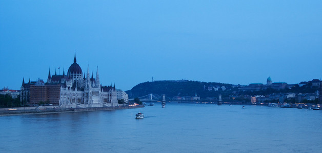 晚灯在匈牙利首都布达佩斯