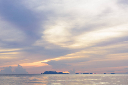 全景戏剧性的日落天空和热带海在黄昏, 空间