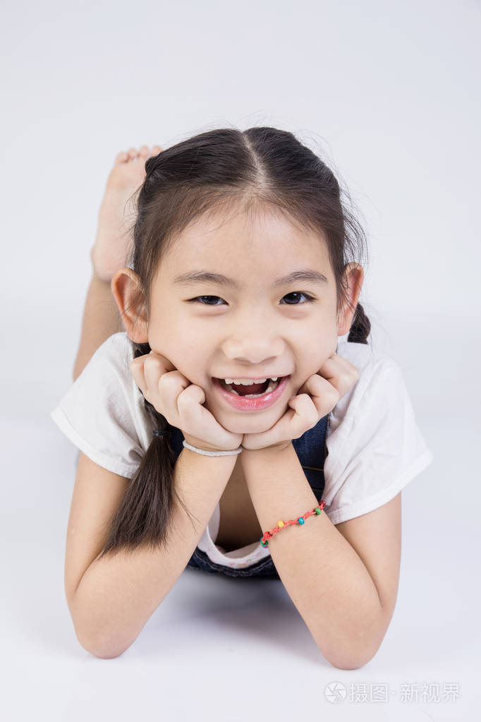 亚洲可爱的女孩在跳西装与微笑的脸