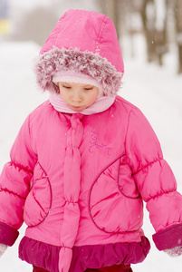 悲伤的学龄前儿童在粉红色的外套