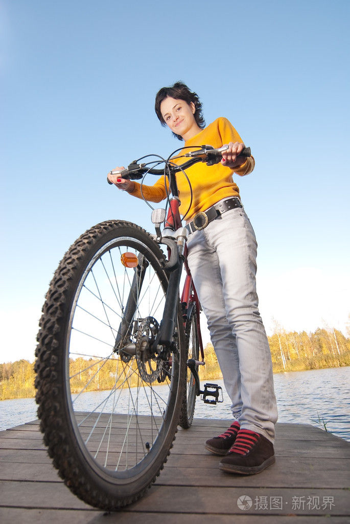 美丽的女孩骑自行车