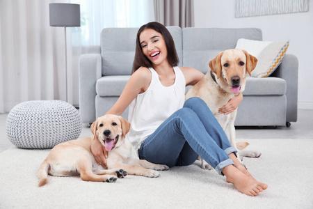 防疫在家陪伴宠物图片