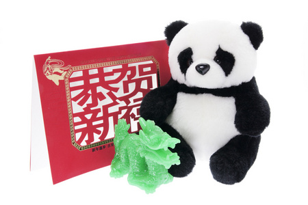 玩具熊猫与贺卡和玉龙