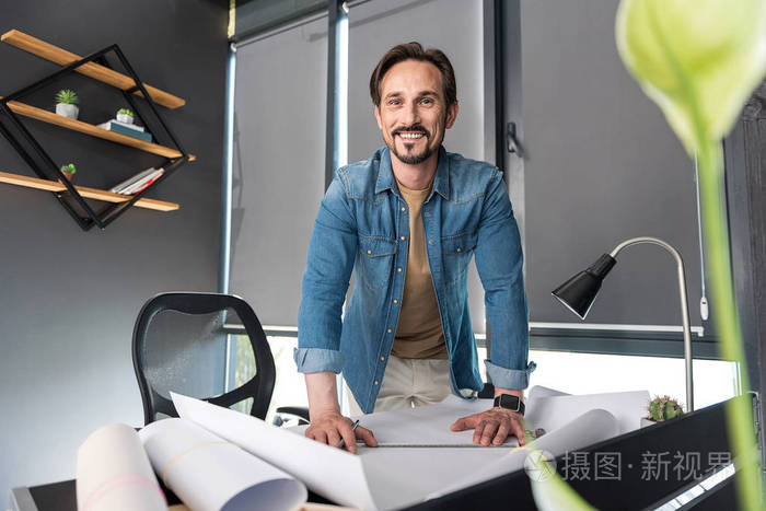 快乐的男人微笑着做他的工作