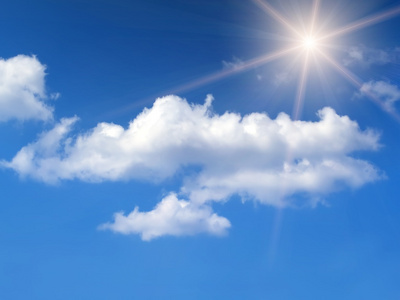 早晨大自然雾蒙蒙的景象(景观):天空中的水树,日出时的太阳,透过雾(雾