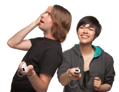 不同夫妇与视频游戏控制器上白色隔离很开心