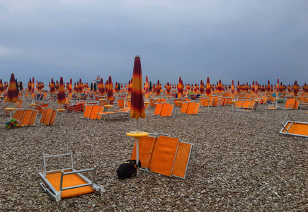 橙色的遮阳伞和躺椅上 Fano 海滩在医院