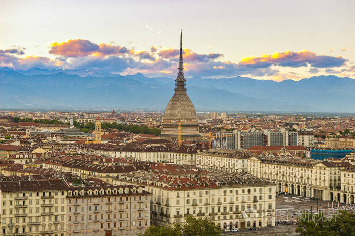 城市景观的都灵意大利都灵黄昏与色彩斑斓的天空