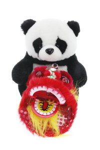 软玩具熊猫和舞狮雕像