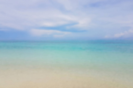 从夏天蓝色海水在海滩的抽象景背景