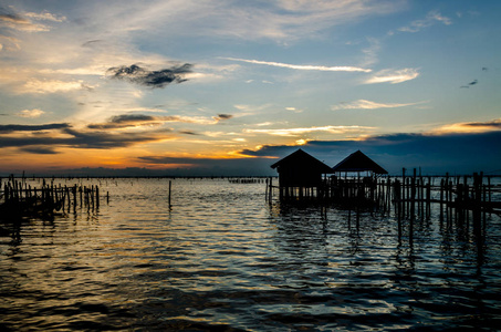 美丽的落日照射在泰国宋卡省海图片