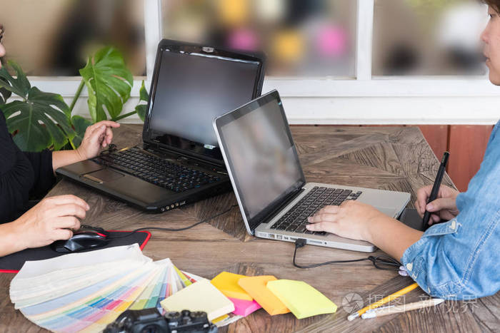 平面设计师在工作场所使用计算机.艺术家 desi