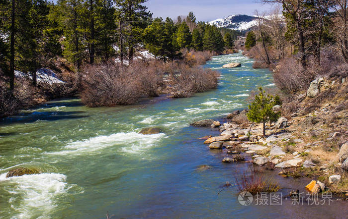 河水从山上积雪融化