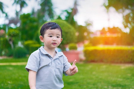 在阳光下，操场上的亚洲小孩浅 D