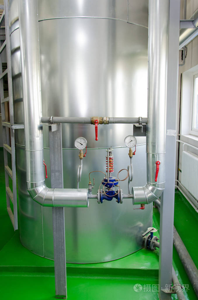 现代工业燃气锅炉房的内部.管道, 水泵, 阀门, 压力表