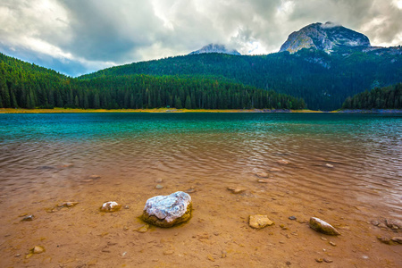 石头在蔚蓝湖和山 Bobotov 乡议局的背景