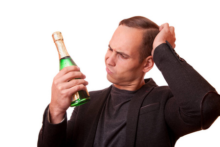 男人拿着一瓶香槟和一个白色的背景