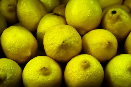 黄色柠檬市场柜台上