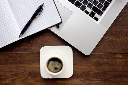 咖啡和记事本用电脑, 木桌