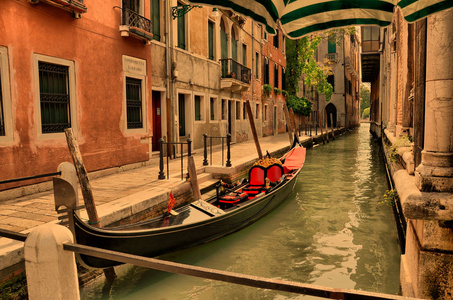 如诗如画的运河在威尼斯