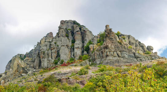 与风化岩石山坡的全景