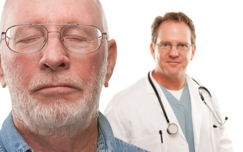 一位年长的男子和一位男性医生被隔离在白人后面