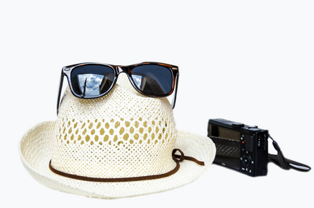 帽子和太阳镜为白色背景上的假期