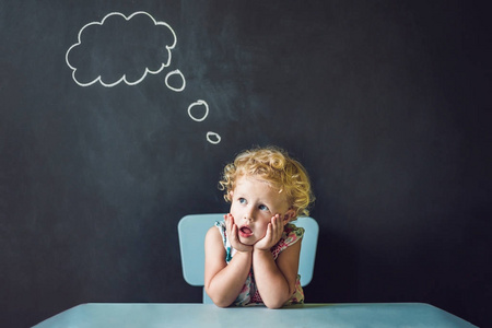 思考的东西可爱的小女孩,深深地思考的东西照片