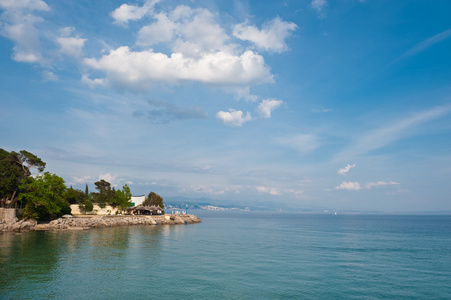 亚得里亚海的海景。 克罗地亚海岸的旅游小镇。
