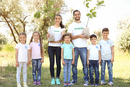 青年志愿者和孩子们去公园植树图片