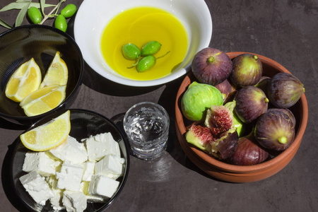 传统的希腊小吃。橄榄油和成熟的无花果