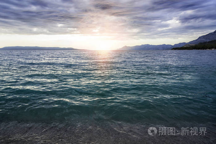 美丽的海上日落