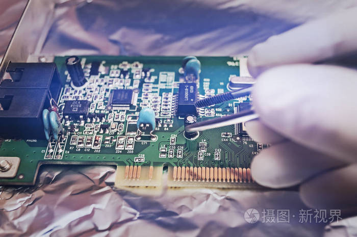 修复在实验室中的计算机硬件的电子技术员