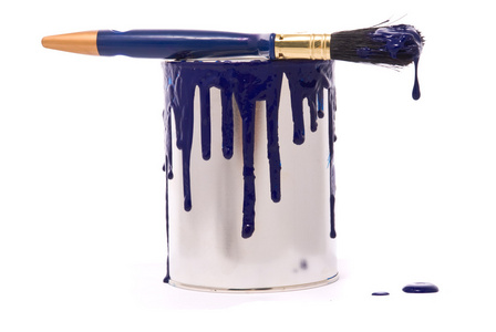 蓝色油漆和专业刷子罐