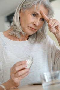 女人采取服用避孕药来缓解偏头痛