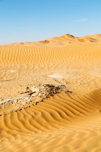 在阿曼晴朗的蓝天下的风景秀丽的沙丘, 擦 al khali
