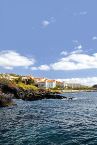 位于大西洋Canico deBaixo酒店绿洲的岩石海滩度假胜地