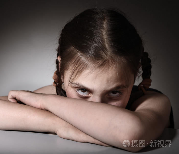 忧郁症的小女孩
