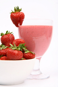 碗里的草莓和草莓奶昔图片