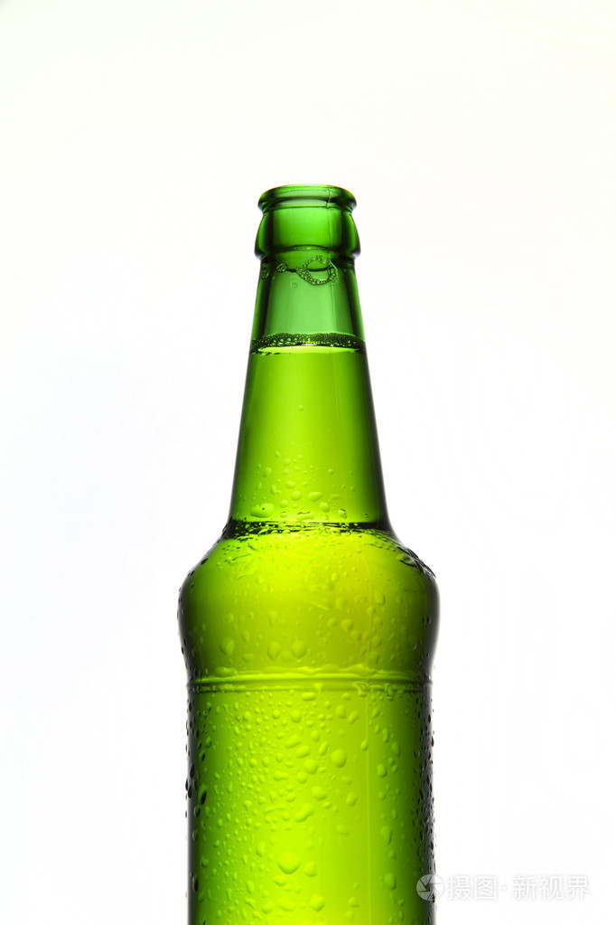 绿色啤酒瓶隔离白色