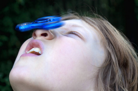 纺纱坐立不安微调框的男孩照片