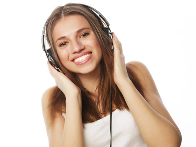 听音乐的年轻女人。快乐和耳机