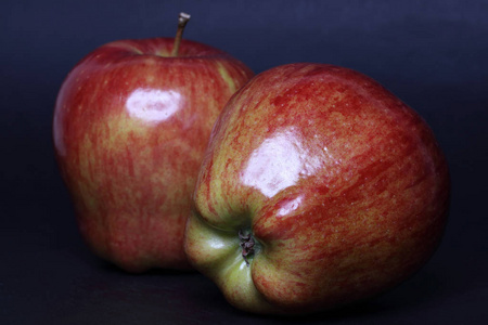 在黑色背景上的新鲜有机苹果。健康的食物生活