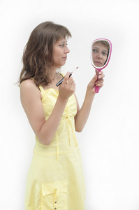 那个年轻的女人照镜子