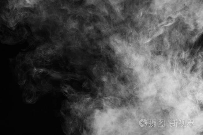 美丽的风暴云孤立在黑色背景上.烟雾从香烟.vape