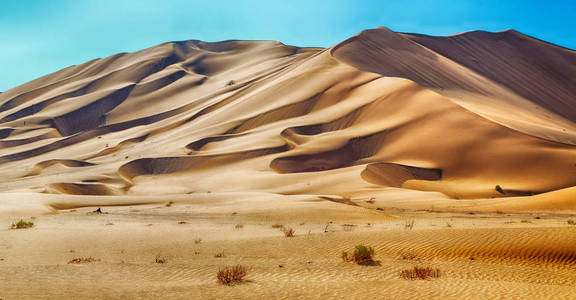 在阿曼蓝天下美丽的沙丘的风景, 擦 al khali