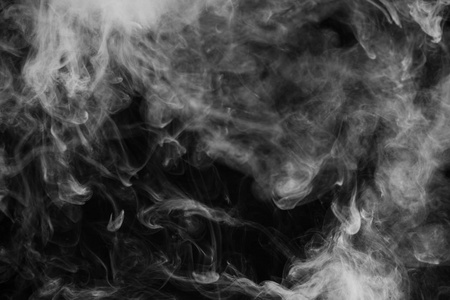 美丽的风暴云孤立在黑色背景上.烟雾从香烟.vape照片