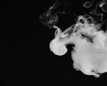 美丽的风暴云孤立在黑色背景上烟雾从香烟vape