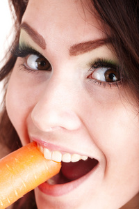 吃胡萝卜的女孩的脸。
